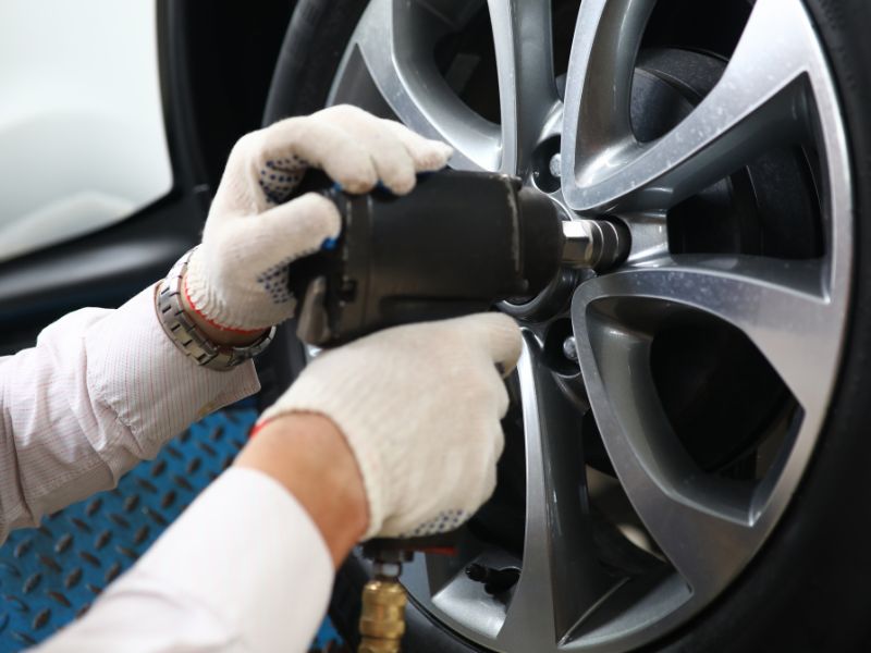 Tiến hành tháo bánh xe để tiếp cận cụm phanh