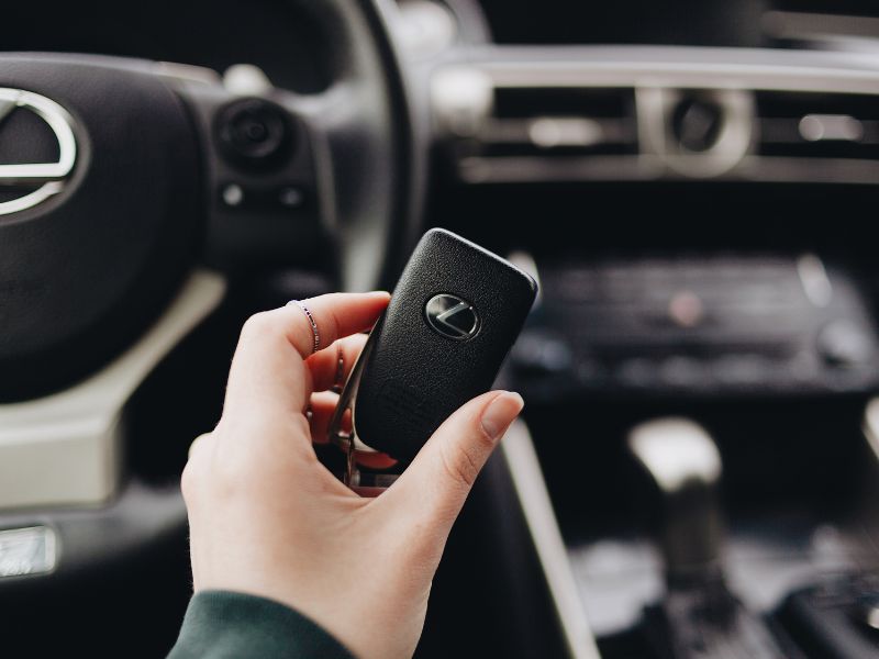 Hướng dẫn cài chìa khóa ô tô đơn giản tại nhà ai cũng làm được 1 Trước khi cài chìa khóa phải đảm bảo không có chìa đang cắm vào ổ cắm