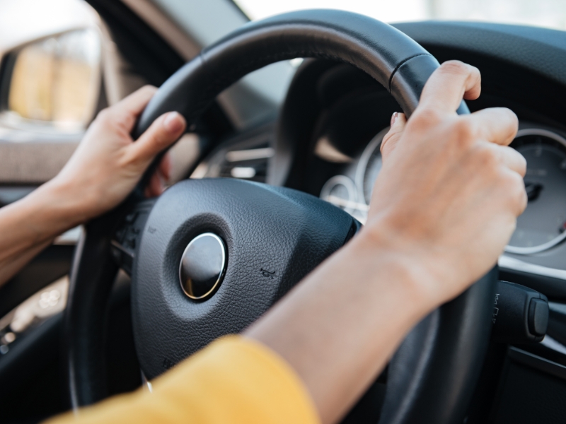 Vô lăng bị nặng là dấu hiệu cho thấy dây curoa sắp đứt