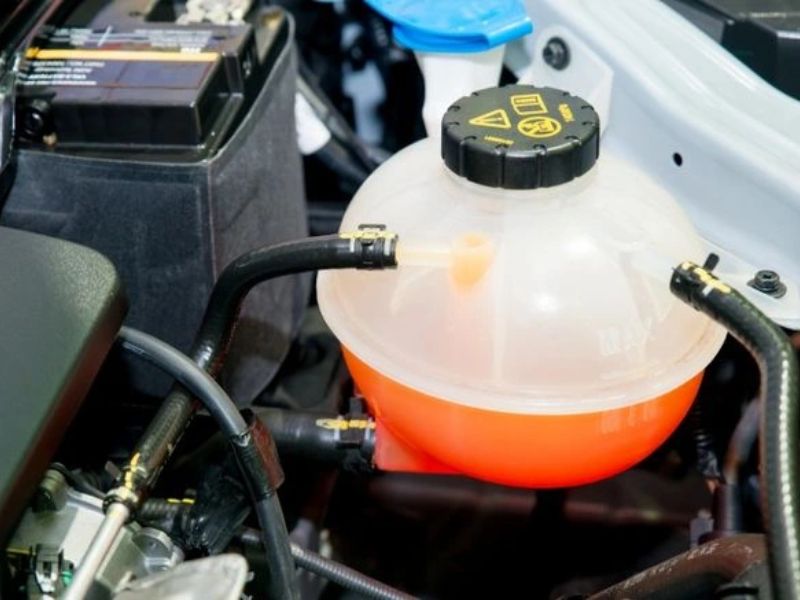 Khi nào cần bổ sung nước làm mát ô tô? Hướng dẫn cách bổ sung 5 Xác định đúng bình chứa nước làm mát