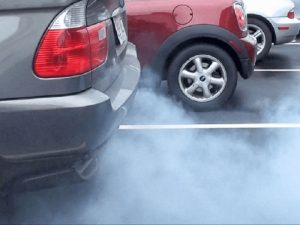 xe ô tô ra khói xanh