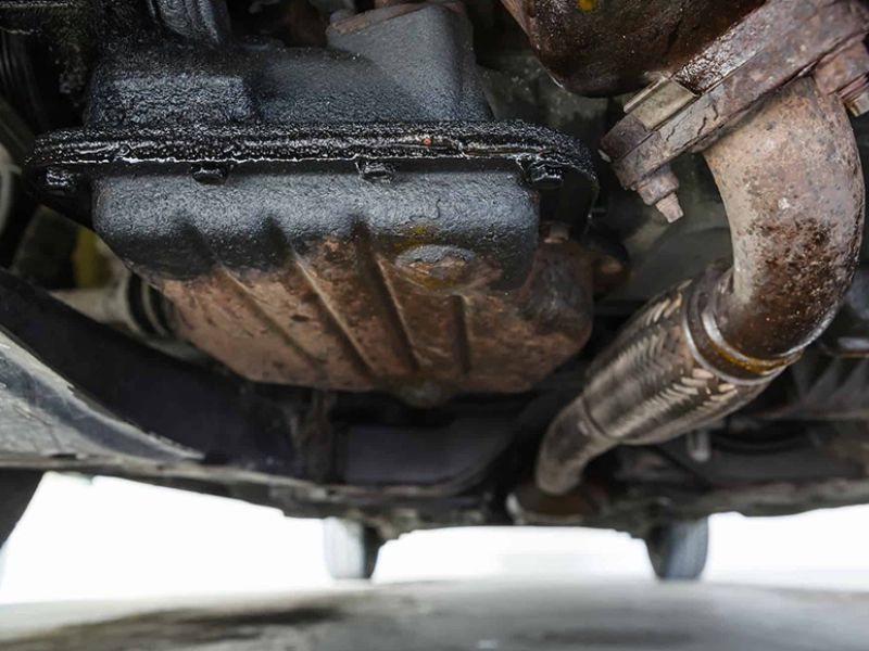 4 nguyên nhân chính khiến xe bị chảy dầu và cách xử lý 7 Thấm dầu bề mặt chỉ ẩm – bóng dầu