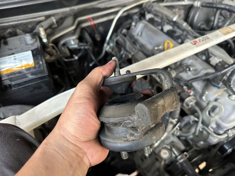 Khi nào cần thay cao su chân máy ô tô và chi phí mới nhất 2026 4 Cao su bị nứt khi kiểm tra trực tiếp