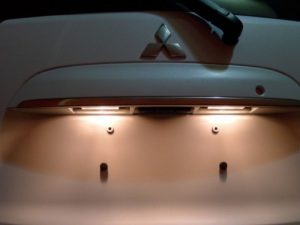 Cháy bóng đèn soi biển số ô tô