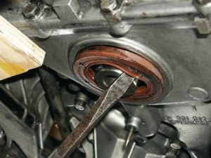 chảy dầu đuôi trục cơ