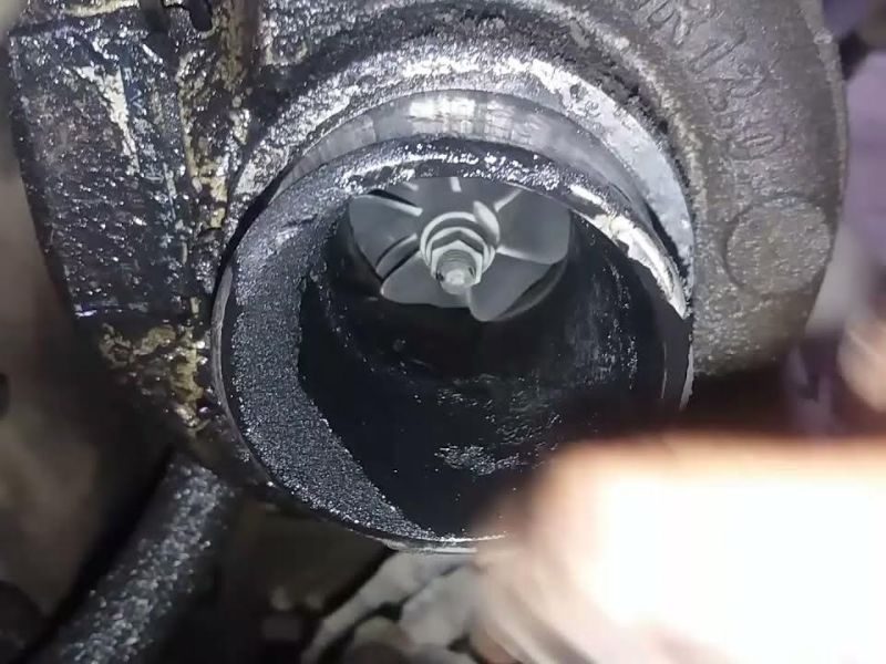 Ống nạp / cổ hút turbo bị thoát hơi dầu