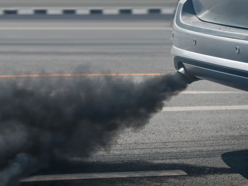 Khói xe ô tô ra màu đen bất thường