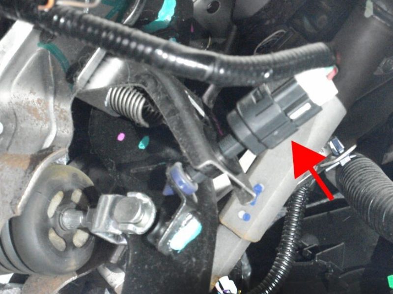 Nguyên nhân và cách xử lý khi cháy bóng đèn phanh trung tâm ô tô 6 Kiểm tra công tắc đèn phanh ô tô