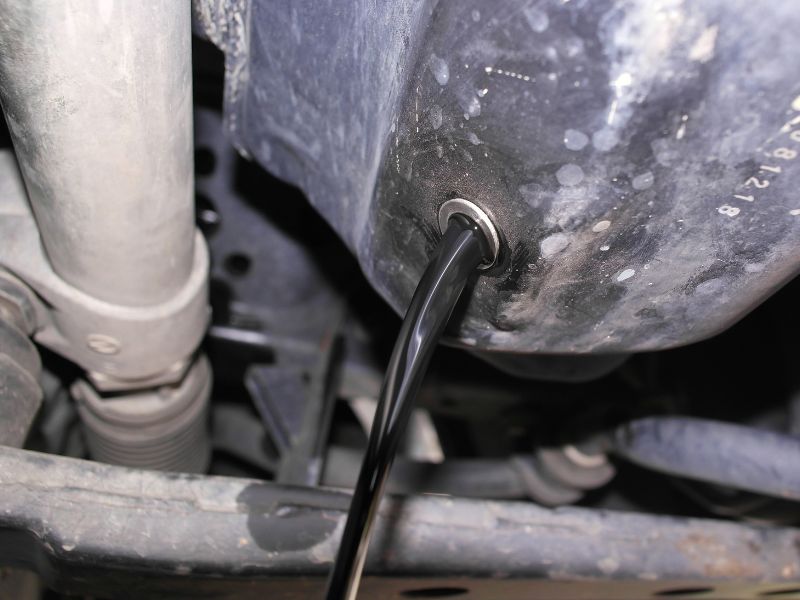 Chảy dầu phớt đầu số: Dấu hiệu, nguyên nhân và cách khắc phục 6 Kiểm tra ốc xả dầu hộp số