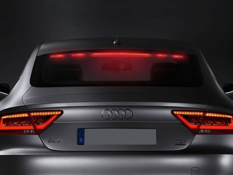 Nguyên nhân và cách xử lý khi cháy bóng đèn phanh trung tâm ô tô 5 Kiểm tra tình trạng bóng đèn hoặc dải LED phanh trung tâm trên xe ô tô