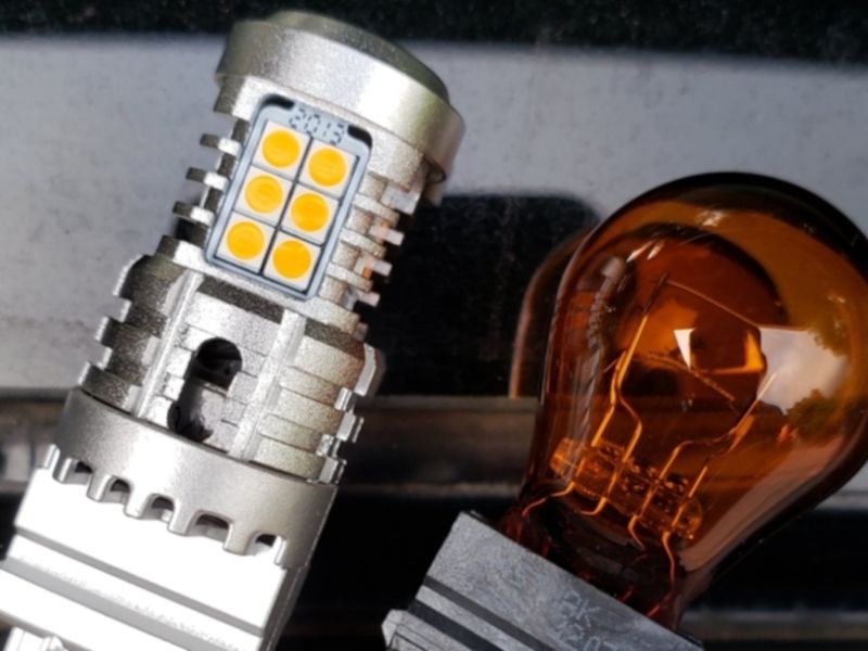 Nguyên nhân ô tô cháy bóng xi nhan và cách xử lý đơn giản 3 Kiểm tra và thay bóng xi nhan đúng loại