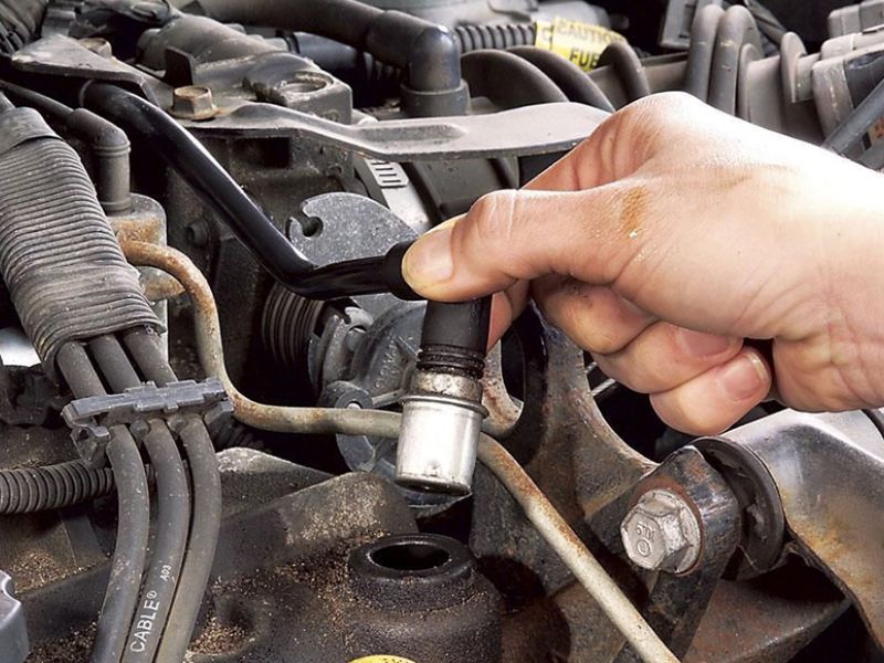 Kiểm tra và thay thế van PCV định kỳ để cân bằng áp suất, giảm rò dầu