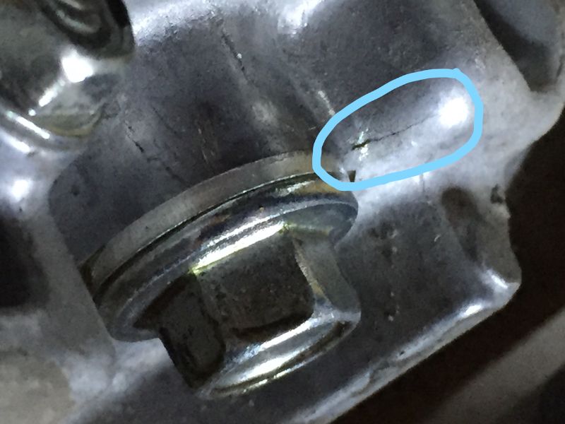 4 nguyên nhân chính khiến xe bị chảy dầu và cách xử lý 3 Lốc máy bị nứt/vỡ