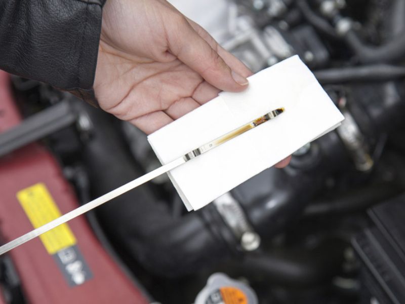 Mức dầu động cơ vượt quá vạch max gây rò rỉ dầu