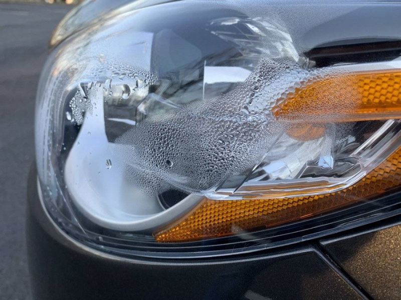 Nguyên nhân ô tô cháy bóng xi nhan và cách xử lý đơn giản 2 Nước hoặc bụi lọt vào cụm đèn xi nhan trên ô tô