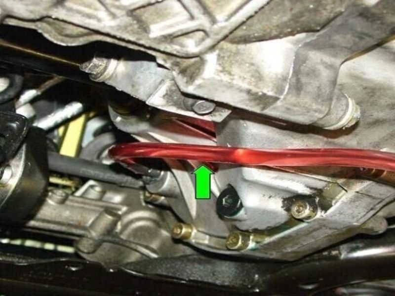 Ốc xả dầu bị nhờn, khiến dầu hộp số rò rỉ dễ nhầm với chảy dầu phớt láp