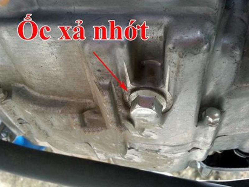 4 nguyên nhân chính khiến xe bị chảy dầu và cách xử lý 2 Ốc xả nhớt bị lỏng hoặc trờn ren