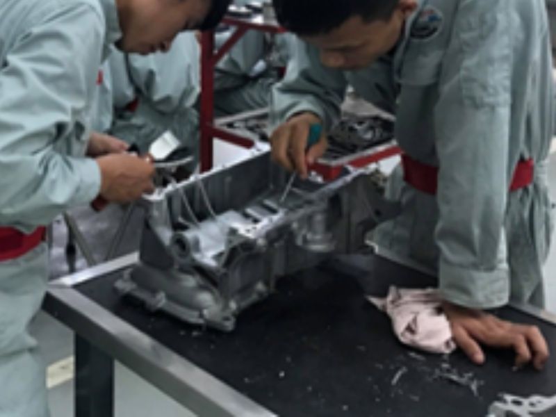 Ford Ranger lỗi chảy dầu: Nguyên nhân và cách khắc phục 2 Quy trình bôi keo nắp bưởng cam không đảm bảo kín tuyệt đối