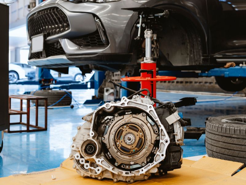 Khi nào cần thay cao su chân máy ô tô và chi phí mới nhất 2026 1 Sau khi tháo hộp số thì chủ xe nên kiểm tra cao su chân máy để phát hiện hỏng hóc sớm