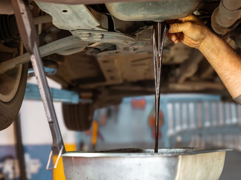 Chảy dầu phớt đầu số: Dấu hiệu, nguyên nhân và cách khắc phục 7 Thay dầu hộp số định kỳ để giảm tải cho phớt và hạn chế rò rỉ dầu