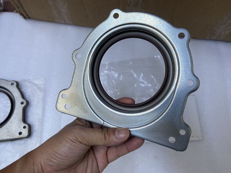 Chảy dầu phớt đầu số: Dấu hiệu, nguyên nhân và cách khắc phục 5 Thay phớt đuôi trục cơ mới đúng mã, đảm bảo chất lượng