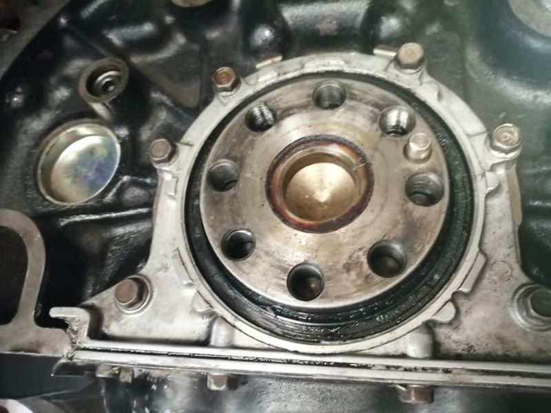 Thay phớt đuôi trục cơ mới