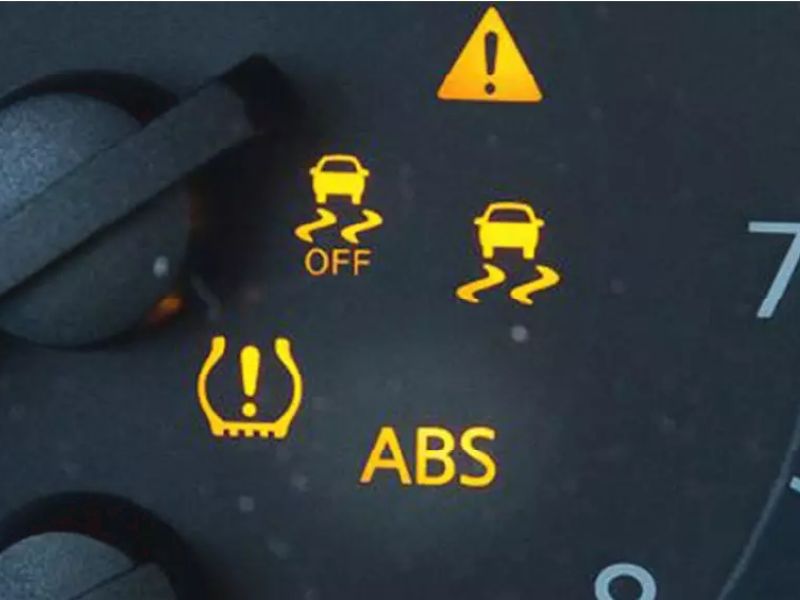 Nguyên nhân ô tô cháy bóng xi nhan và cách xử lý đơn giản 6 Xe báo lỗi đèn trên bảng đồng hồ