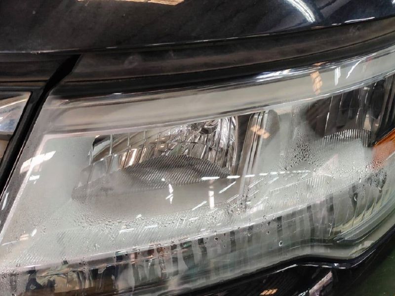 Nguyên nhân ô tô cháy bóng xi nhan và cách xử lý đơn giản 4 Xử lý tình trạng nước vào cụm đèn