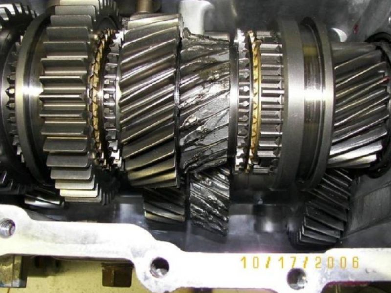 Bánh răng số lùi bị mòn hoặc sứt mẻ