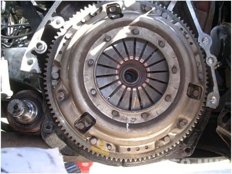 Nguyên nhân đạp côn nhưng không ngắt ly hợp & cách khắc phục 2 Bộ ly hợp gặp trục trặc khiến côn không ngắt dứt điểm