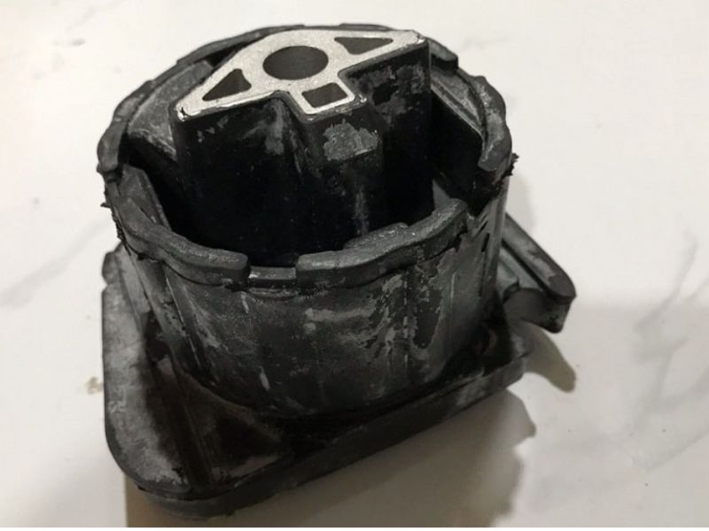 Cao su chân hộp số hoặc chân máy bị hỏng