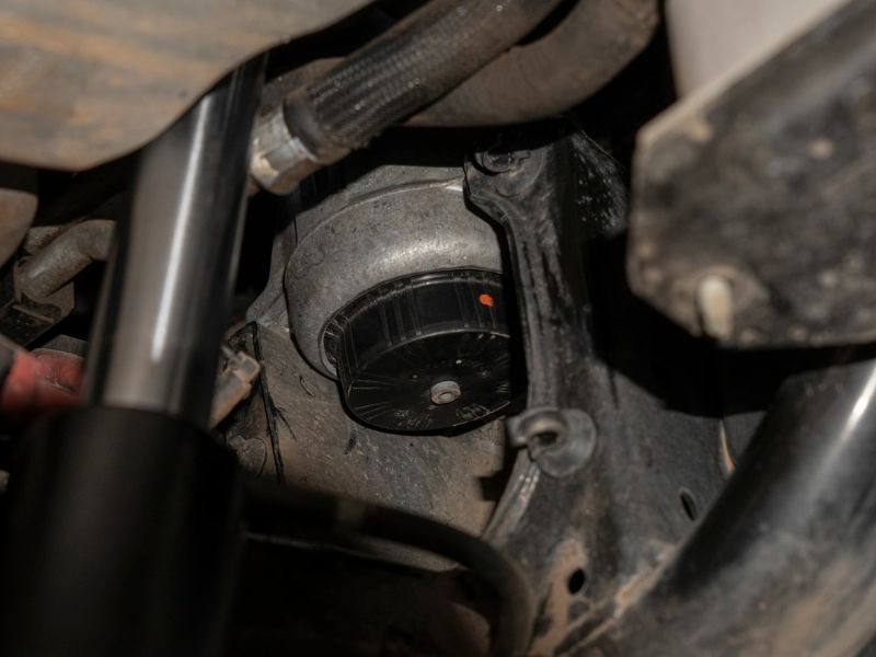 Cao su gầm bị khô, chai hoặc nứt