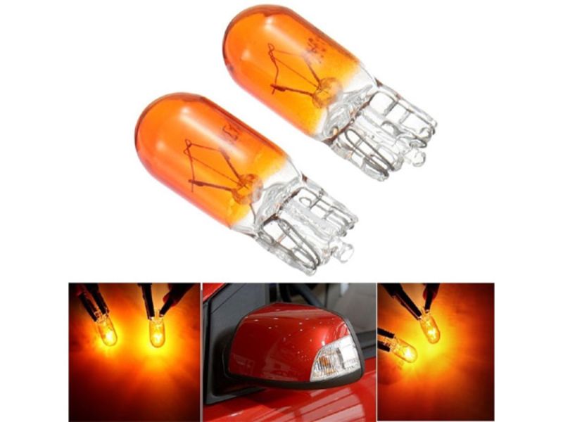 Bóng xi nhan trên ô tô bị cháy