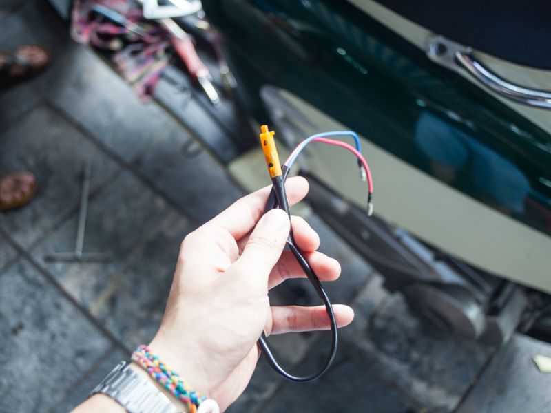 Nguyên nhân và cách xử lý đèn trong xe ô tô không tắt được 5 Công tắc chân phanh bị lỗi (đèn phanh luôn sáng)