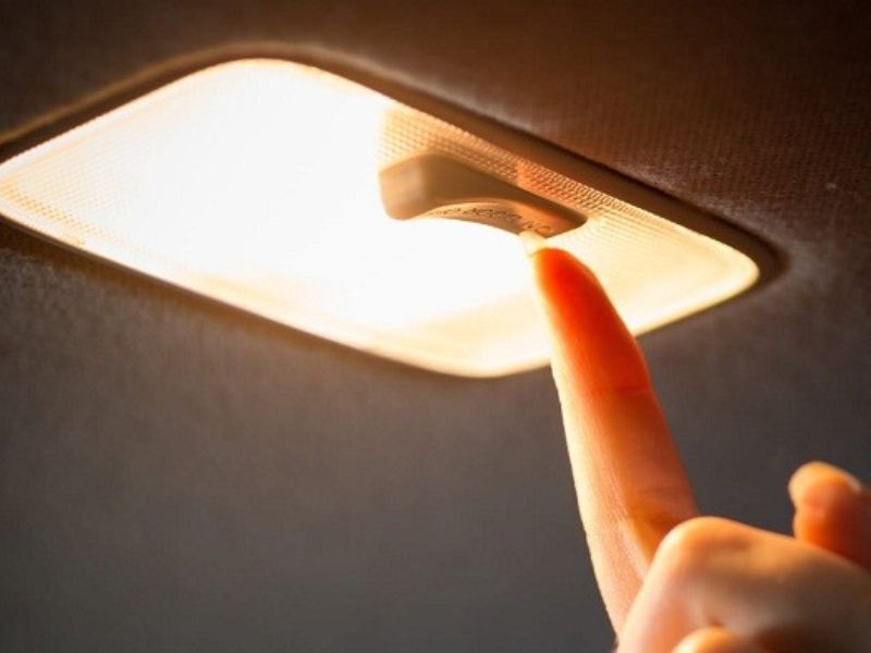 Nguyên nhân và cách xử lý đèn trong xe ô tô không tắt được 1 Công tắc đèn trần bị để sai chế độ