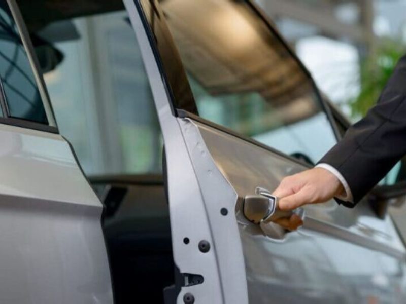 Nguyên nhân và cách xử lý đèn trong xe ô tô không tắt được 2 Cửa xe đóng chưa kín