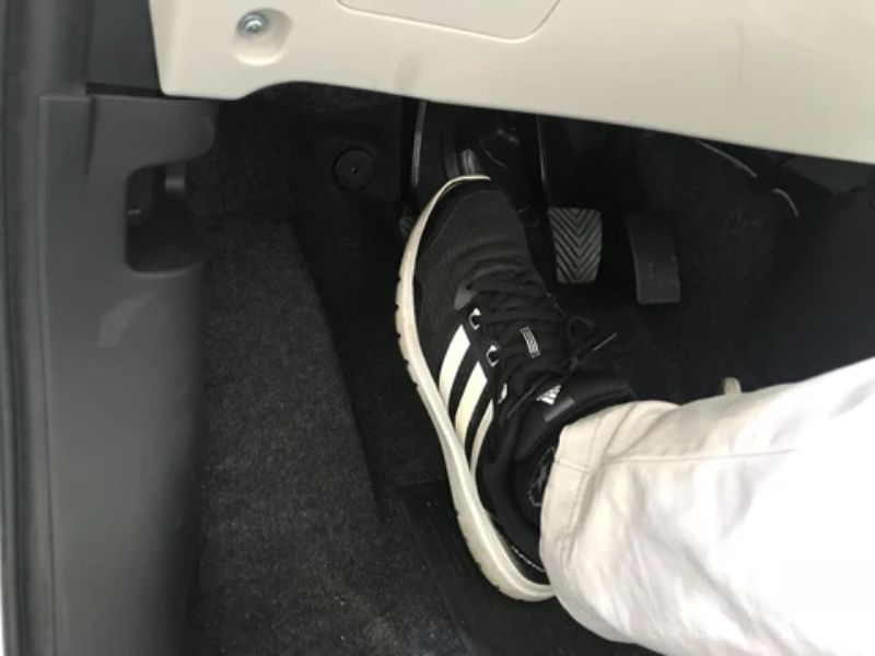 Đạp côn kỹ (đối với xe số sàn)