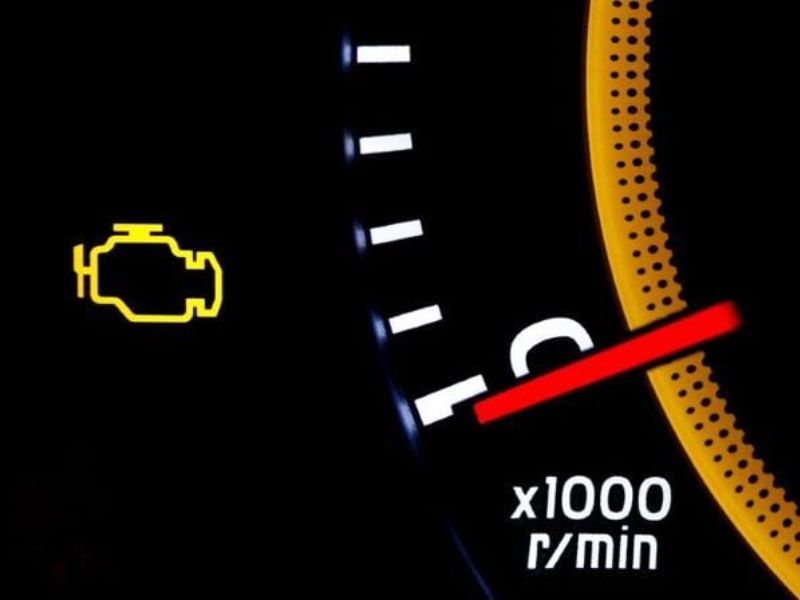 Đèn check engine bật sáng trên màn hình taplo