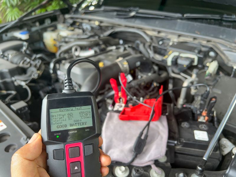 Đo điện áp ắc quy trước khi kiểm tra còi