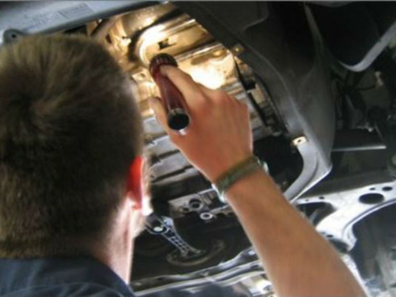 Gầm xe có mỡ bắn và xuất hiện mùi khét nhẹ