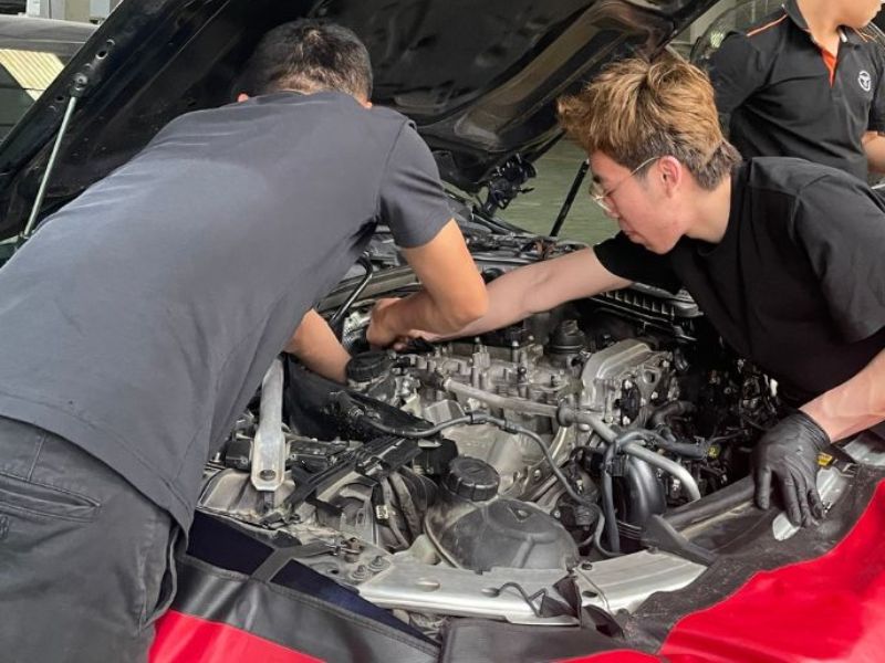 Hạ máy và tháo rời động cơ