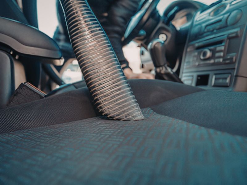 Hút bụi sàn xe để loại bỏ bụi bẩn