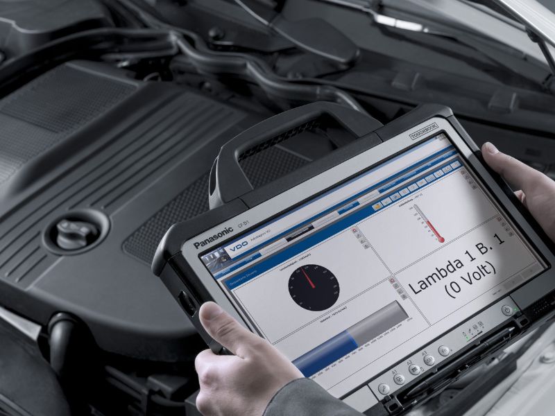 Đại tu hộp số ô tô: Dấu hiệu cần làm, chi phí & địa chỉ uy tín 4 Kết nối máy chẩn đoán để kiểm tra tình trạng hộp số