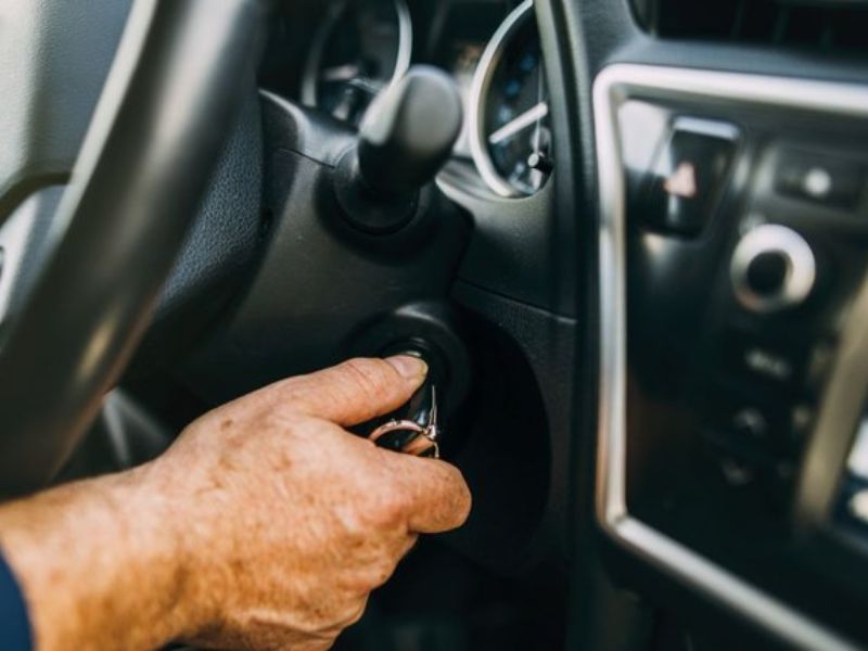 Khóa vô lăng bị kẹt cơ cấu chốt khóa khiến chìa khóa ô tô không xoay được