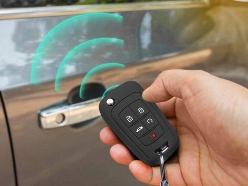 Nguyên nhân và cách xử lý đèn trong xe ô tô không tắt được 6 Khóa xe và chờ hệ thống tự tắt