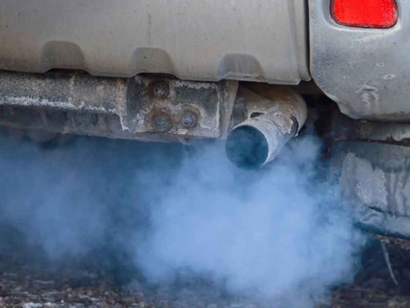 Khói xả màu trắng hoặc xanh