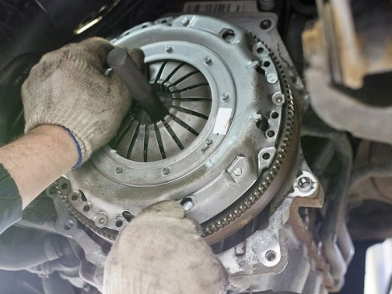 Nguyên nhân đạp côn nhưng không ngắt ly hợp & cách khắc phục 6 Kiểm tra bộ ly hợp nếu đạp côn vẫn còn gặp lỗi cũ
