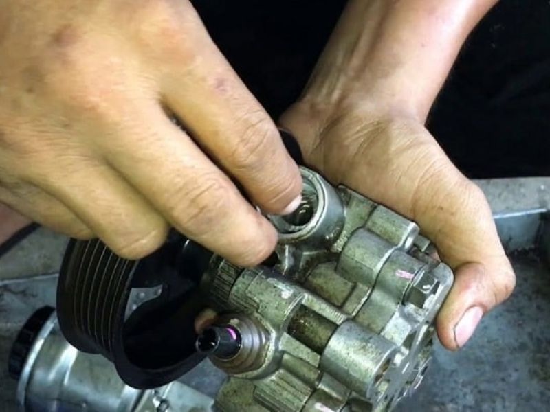 7 nguyên nhân vô lăng đánh lái nặng và cách xử lý dứt điểm 5 Kiểm tra bơm trợ lực để xác định nguyên nhân đánh lái nặng chính xác