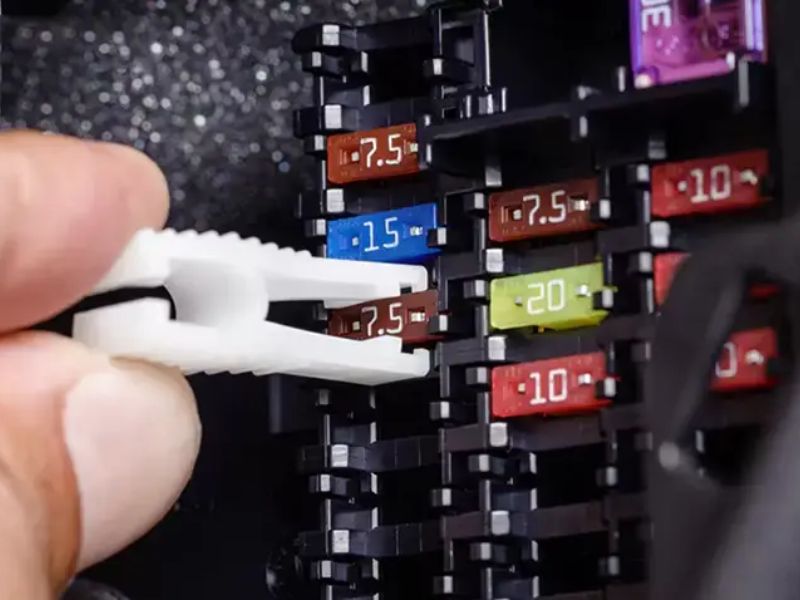 Kiểm tra cầu chì theo sơ đồ hộp cầu chì