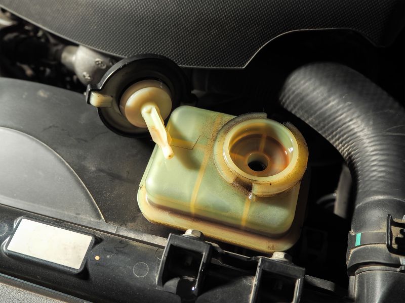 Kiểm tra dầu trợ lực lái cho xe